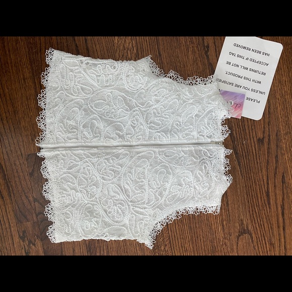 White lace blouse NWT Chicwish - Picture 4 of 8